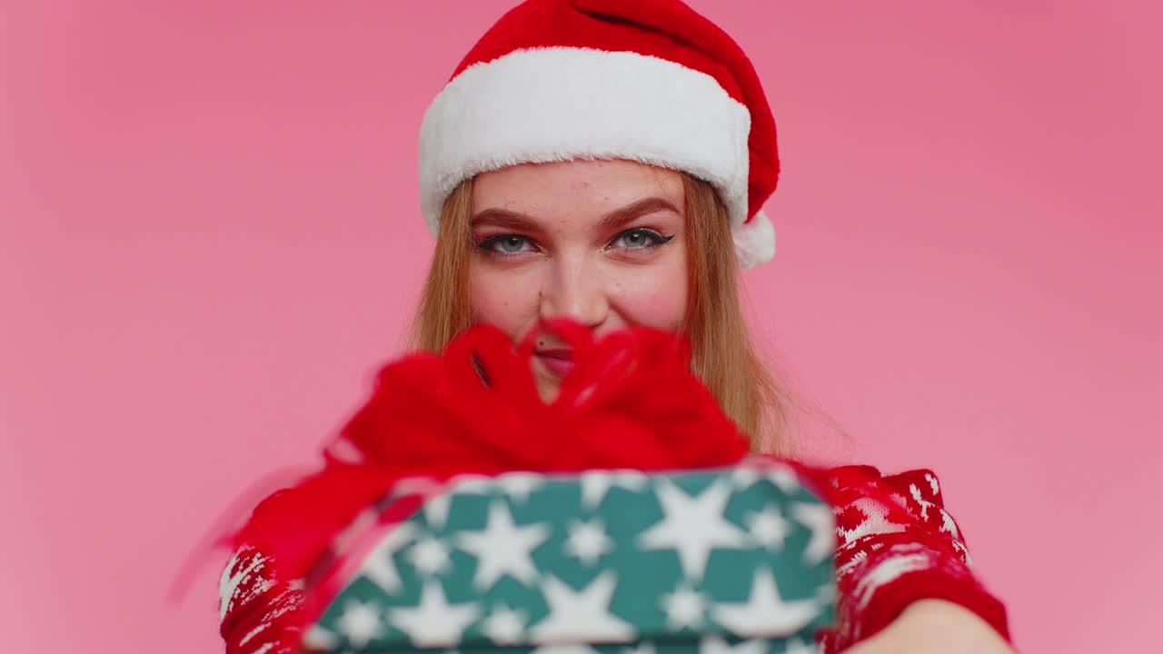 chica alegre en suéter de navidad rojo con ciervos presentando caja de regalos de navidad, compras venta de vacaciones