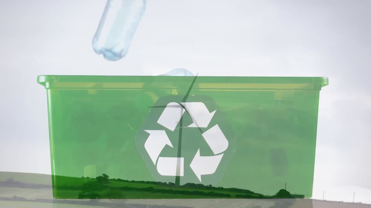 animación de un cartel de reciclaje verde sobre una caja con botellas de plástico y una turbina eólica