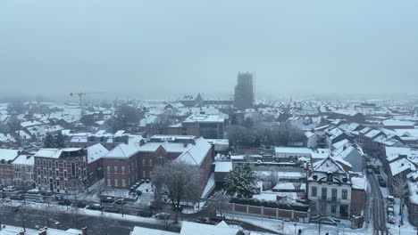 Schneefall-In-Tongern,-Luftwagen-Im-Stadtzentrum-Mit-Basilika