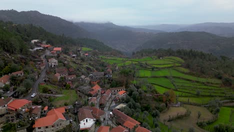 Toma-Aérea-De-Establecimiento-Del-Pueblo-De-Ermida-En-El-Parque-Nacional-De-Peneda-gerês,-Pueblo-Portugués