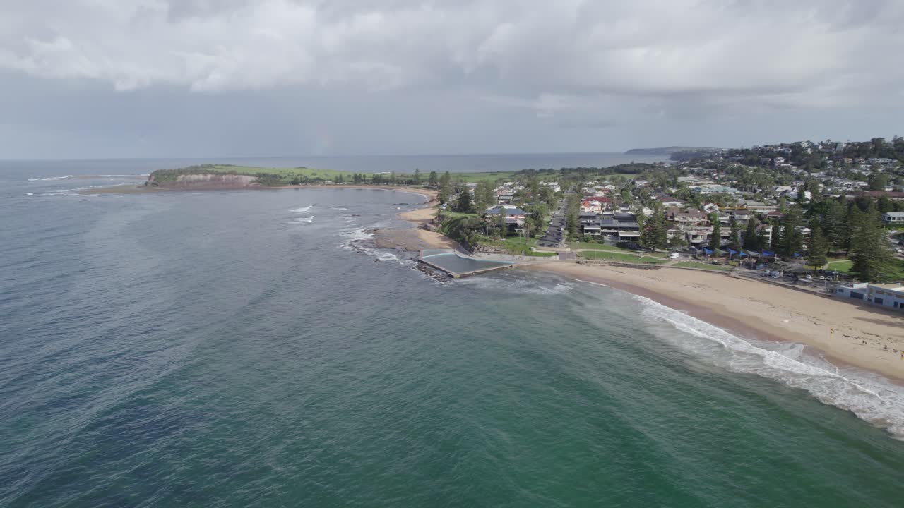 vista aérea de la playa collaroy y la piscina collaroy rock en sídney, nsw, australia - toma de un avión no tripulado