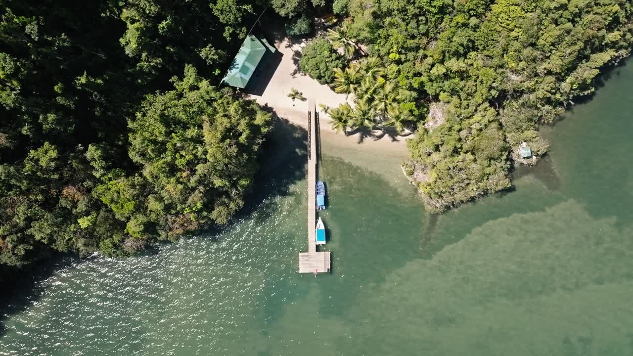 도미니카 공화국 산 로렌조 베이에 전용 해변이 있는 정박된 보트가 있는 부두의 뜨거운 공중 하향식