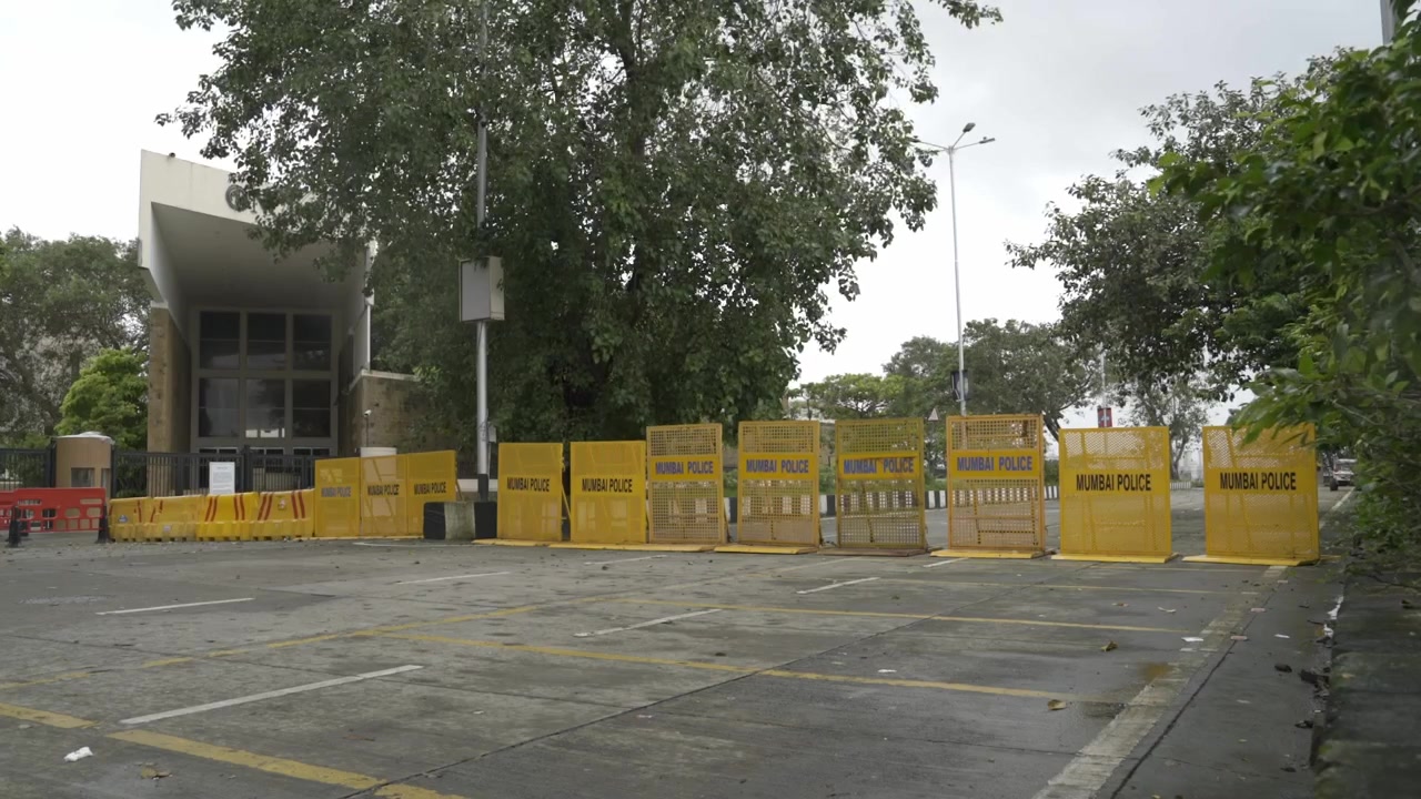 Barricada policial amarilla colocada en la carretera para impedir la entrada de vehículos en Mumbai, India, durante el confinamiento por coronavirus en la ciudad. - Plano general