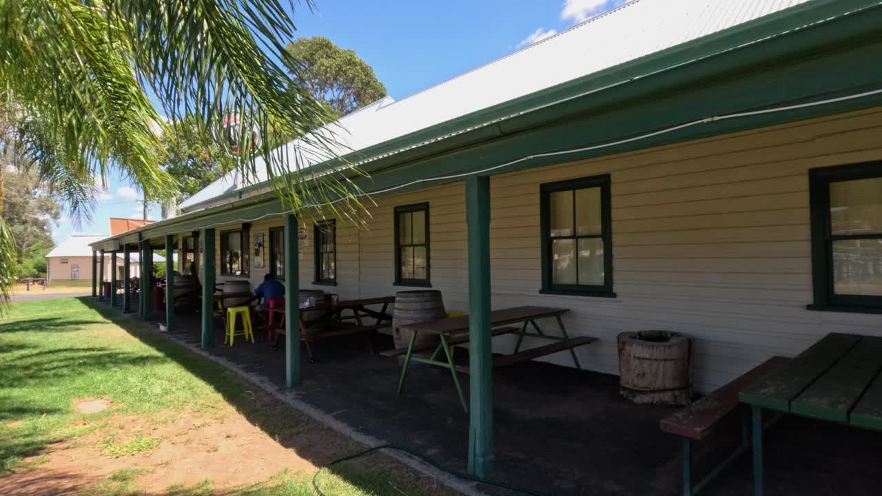 personas que llegan y socializan fuera de una tienda.