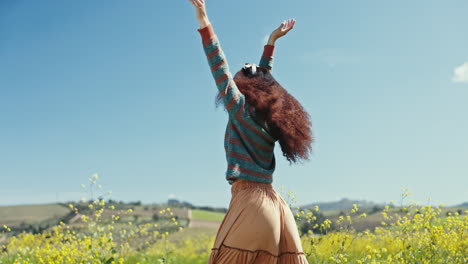 feliz, mujer y baile en el campo con flores