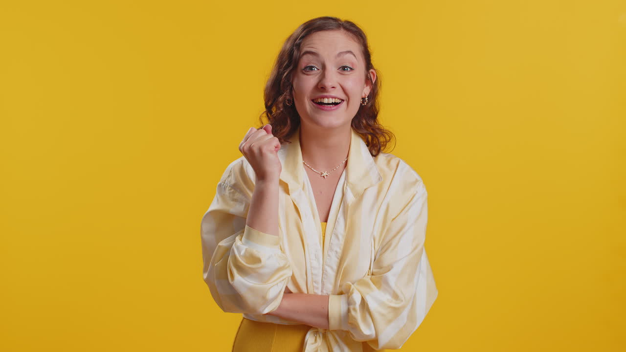 mujer joven inspirada que tiene una buena idea plan de puesta en marcha mostrando inspiración motivación gesto eureka