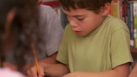 Lindo-Niño-Dibujando-En-La-Escuela