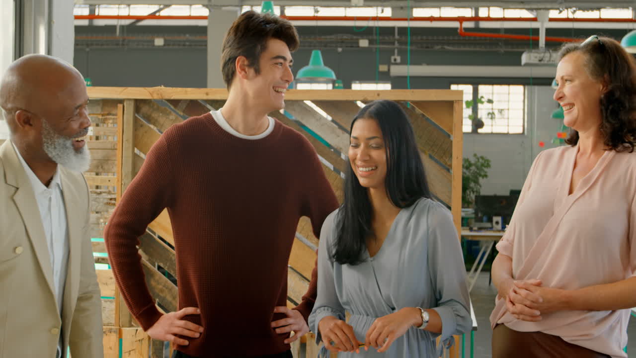 ejecutivos divirtiéndose en la oficina 4k