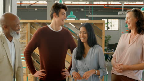ejecutivos divirtiéndose en la oficina 4k