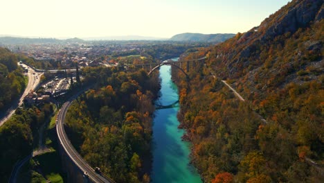 Impresionantes-Imágenes-Aéreas-De-Drones-4k-Del-Puente-De-Arco-De-Solkan-Sobre-El-Río-Soča,-Una-Majestuosa-Maravilla-De-Piedra-Ubicada-En-El-Oeste-De-Eslovenia