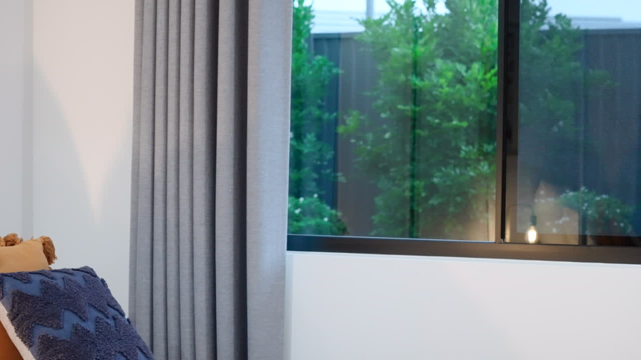 cama interior de un solo diseñador con cojines de color naranja y azul marino