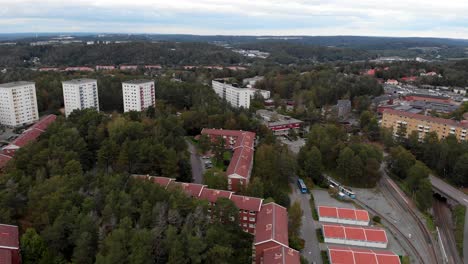 vista de edificios, tranvía y apartamentos en aprilgatan en kortedala, suecia