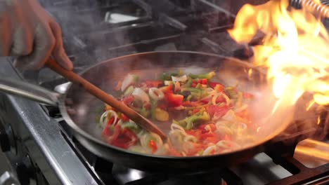 chef asando vegetales en rodajas en una sartén, imágenes de 4k