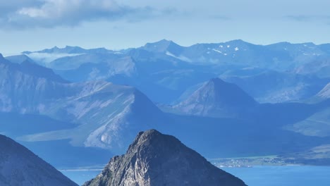 vista idílica del paisaje montañoso y el pueblo costero de lonketinden, condado de troms og finnmark, noruega, europa