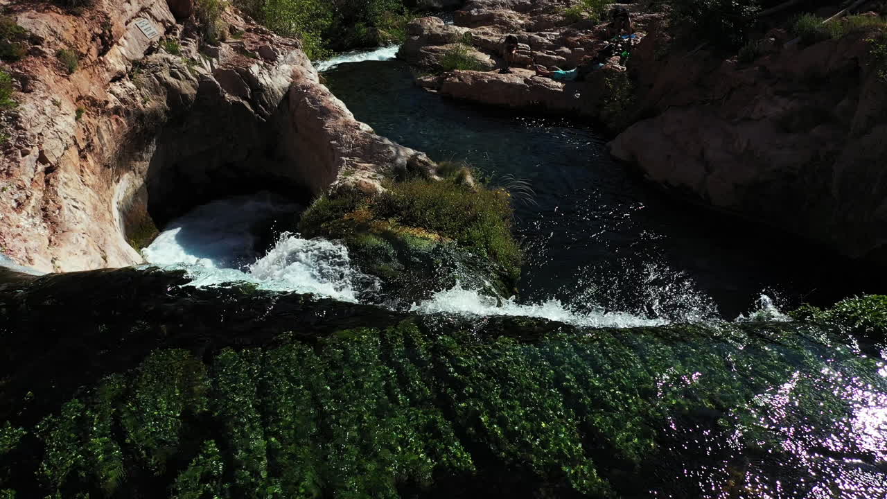 vista aérea de la parte superior de la cascada en el desierto en un día soleado de verano, agua dulce en la naturaleza, disparo de drones
