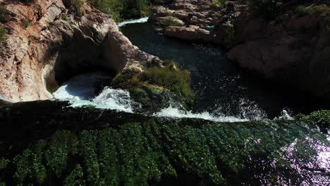 Luftaufnahme-Der-Spitze-Des-Wasserfalls-In-Der-Wildnis-An-Sonnigen-Sommertagen,-Süßwasser-In-Der-Natur,-Drohnenaufnahme