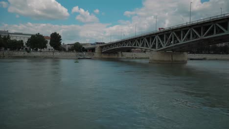 Bootsfahrt-Durch-Die-Donau,-Sommernachmittag,-Unterquerung-Der-Petöfi-Brücke