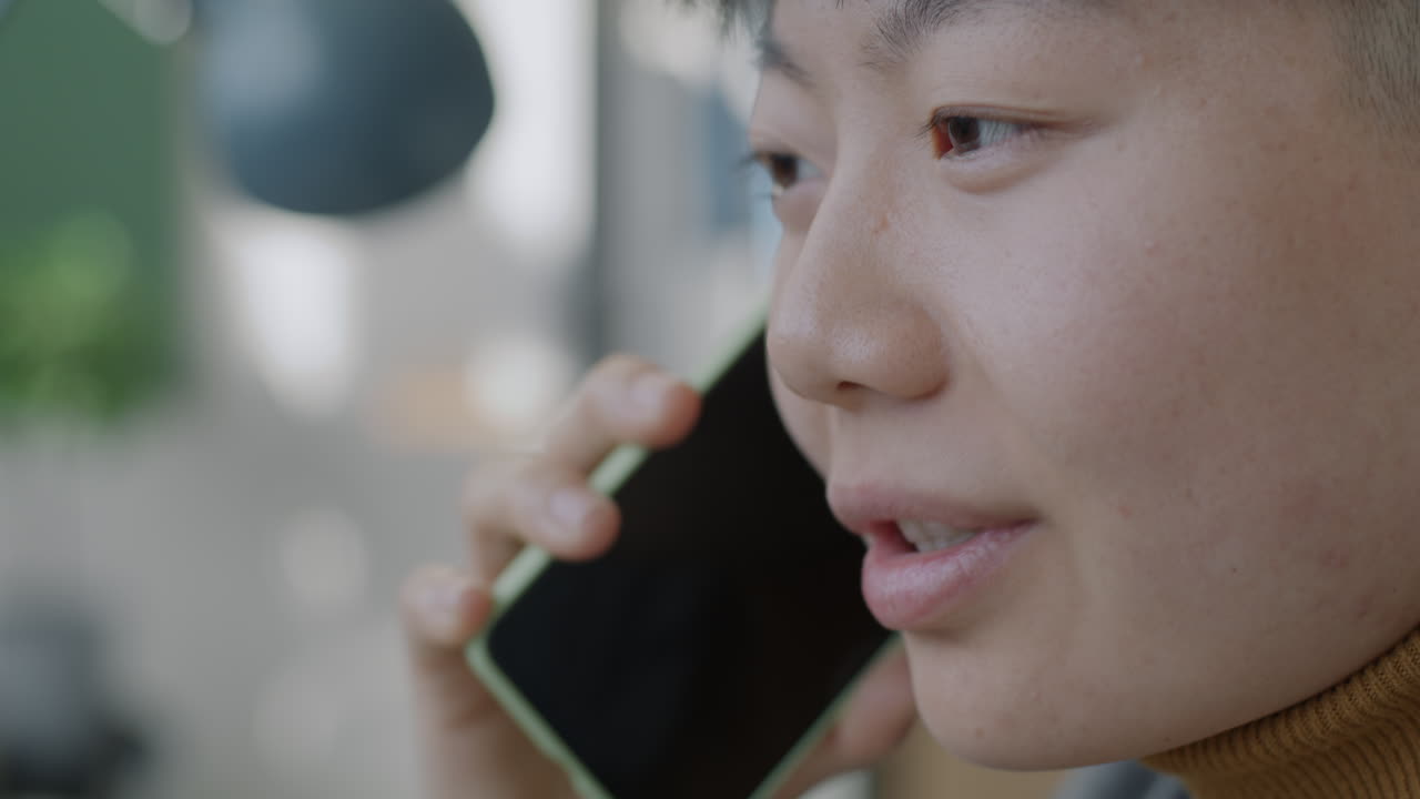 전화 중인 여자