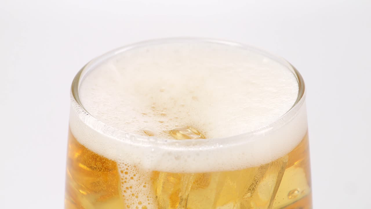 Vaso de cerveza con espuma