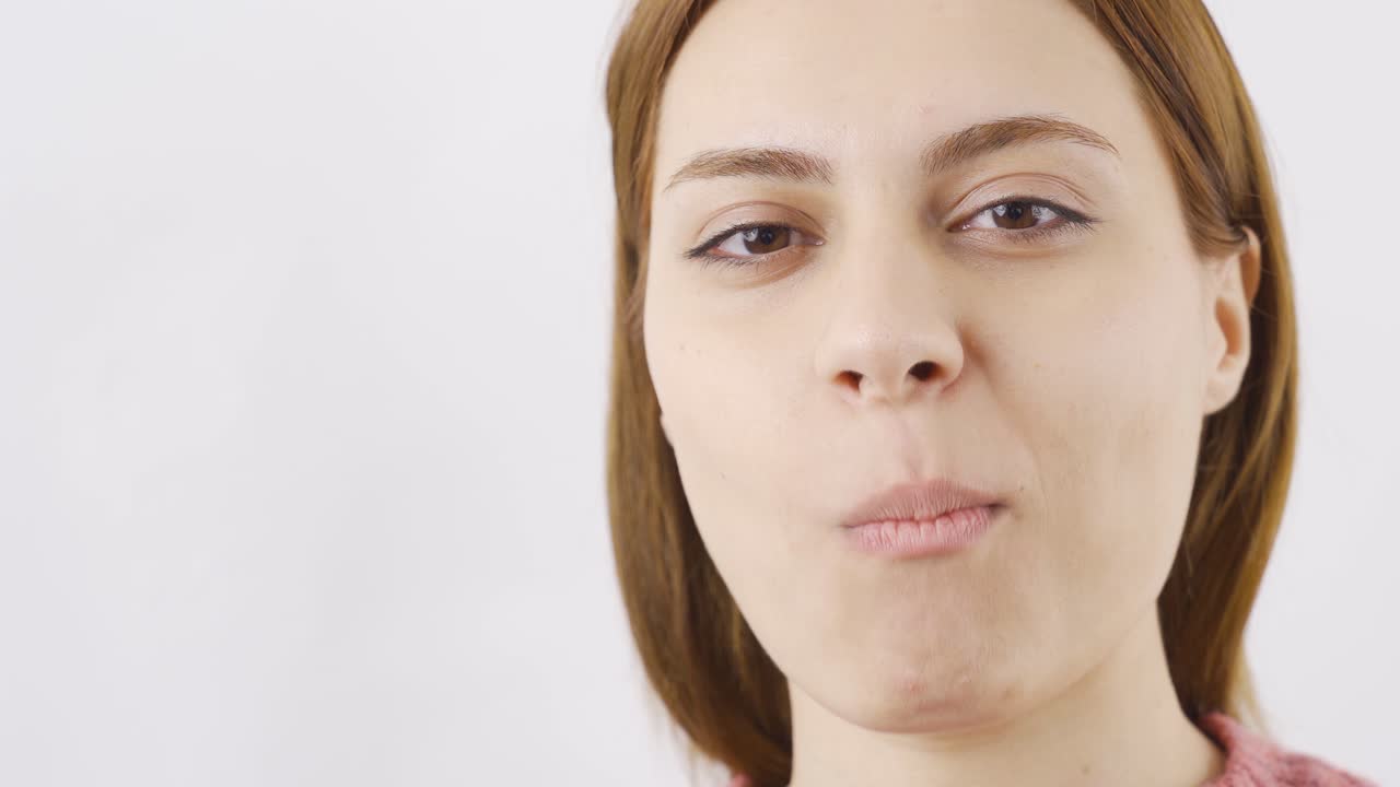 검은 건포도를 먹는 여성의 클로즈업. 말린 과일.