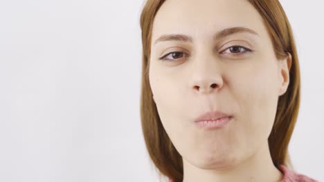 primer plano de una mujer comiendo pasas negras, frutas secas.