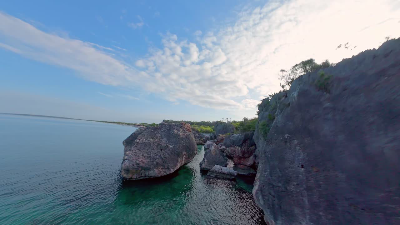 vuelo de drone fpv entre las rocas en la playa de cueva en pedernales