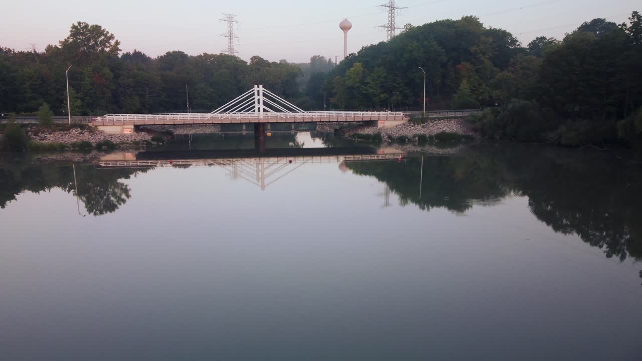 호수 생태계에서 다리를 향해 날아가는 모습이에요