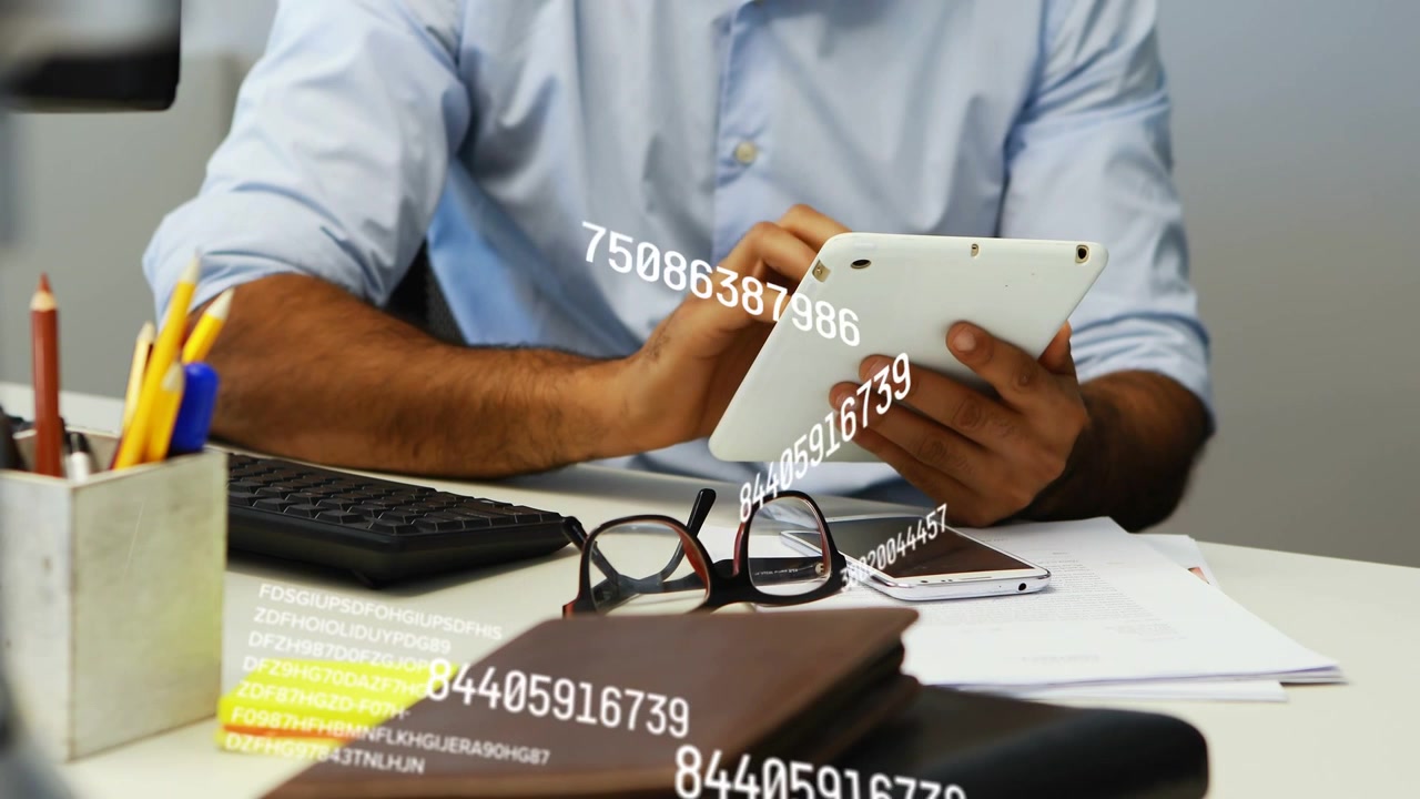 Un employé de bureau tapote une tablette de la main droite, mettant à jour des données numériques flottantes pour la finance.