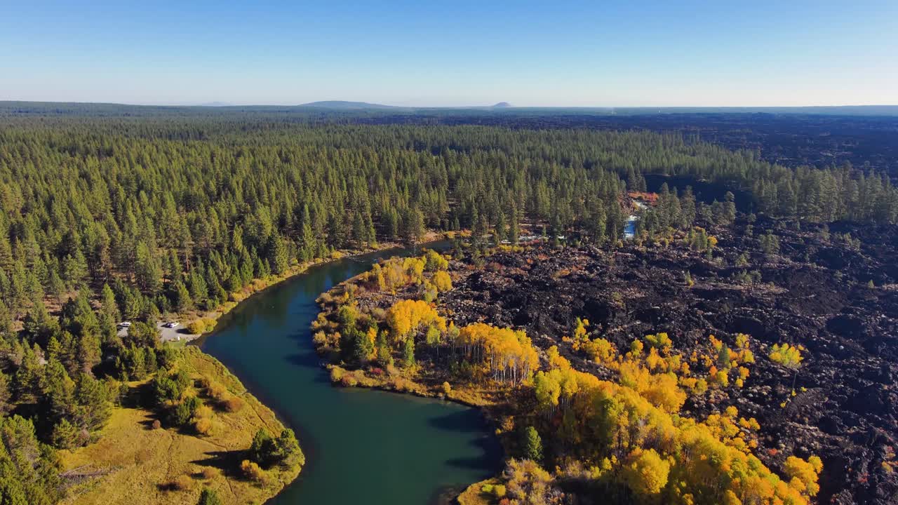 오리건 주 벤드의 파란 하늘, 강, 가을 잎자루의 광범위한 공중 촬영