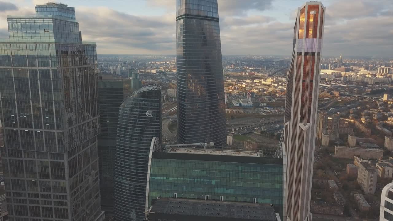 rascacielos de la ciudad de moscú, vista aérea. clip. oficina centro de negocios de la cidade de moscú. edificios de la ciutat de moscú con cielo, vista aérea