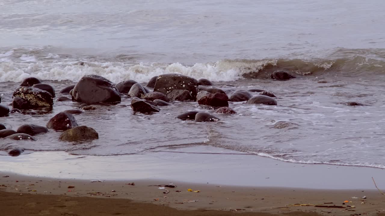 흐릿한 바다 물이 바 ⁇ 가의 돌에  ⁇ 아져 부 ⁇ 히고