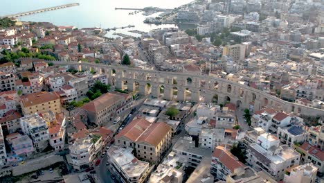 Ciudad-De-Kavala-Grecia-Vista-Aérea-Del-Centro-De-La-Ciudad-Y-Kamares,-Toma-De-Punto-De-Interés