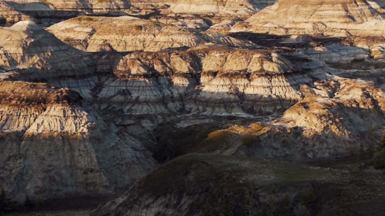 drumheller badlands cerca de panorámica general del paisaje durante la hora dorada