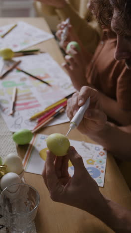 decoración de huevos de pascua en familia