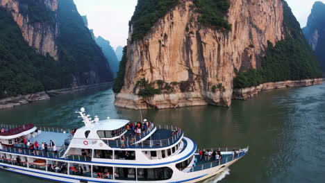 river cruise through the three gorges
