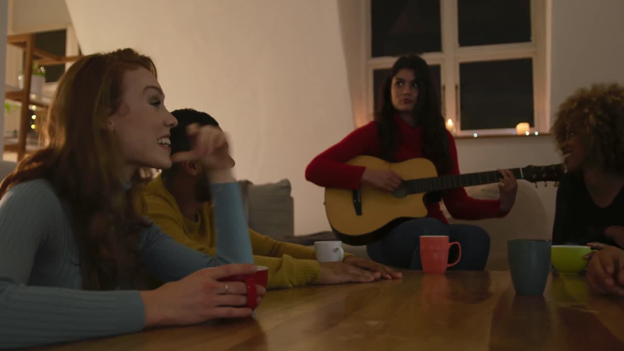 amigos adultos de la generación del milenio socializando juntos en casa