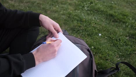 escritura geométrica en el césped