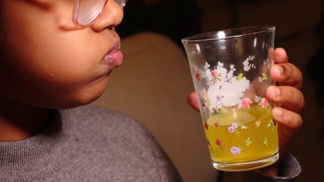 niño bebiendo de un vaso