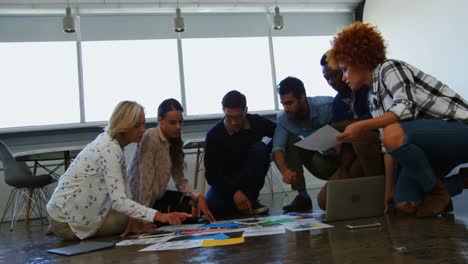 Equipo-De-Ejecutivos-Discutiendo-Sobre-El-Documento-En-La-Reunión.