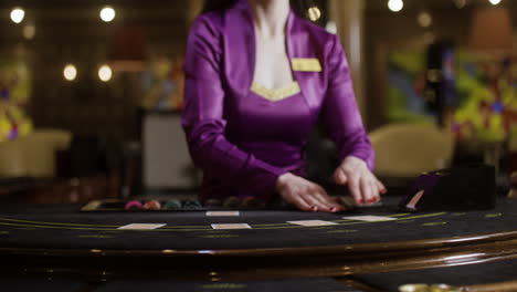 Croupier,-Der-Pokerkarten-Austeilt.