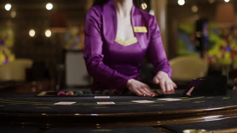 croupier, der pokerkarten austeilt.