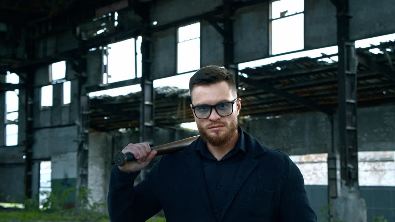 Aggressiv mand med baseballbat. Muskuløs mand med baseballbat på ruinerne.