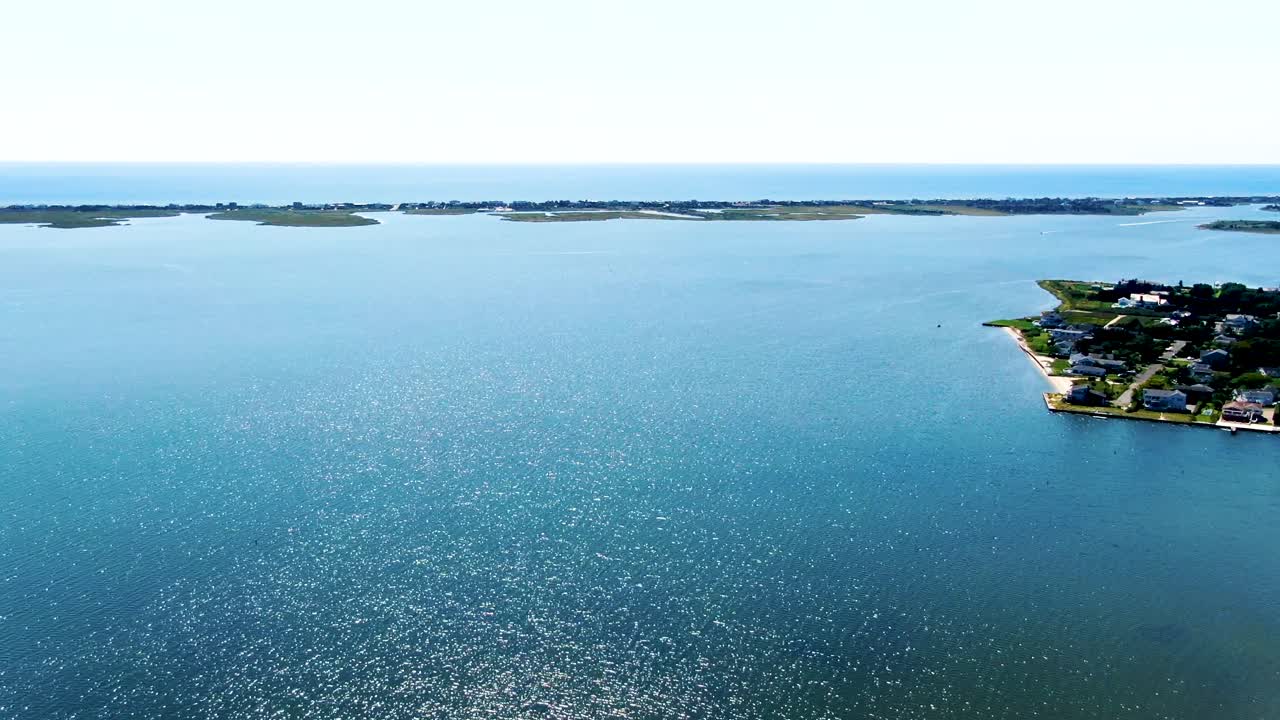 воздушный вид на прибрежные дома и залив