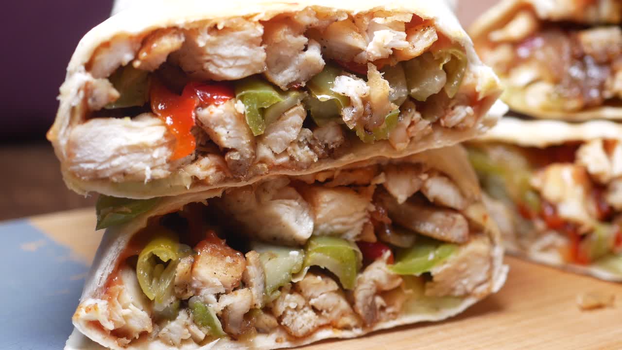 envoltura de pollo con verduras