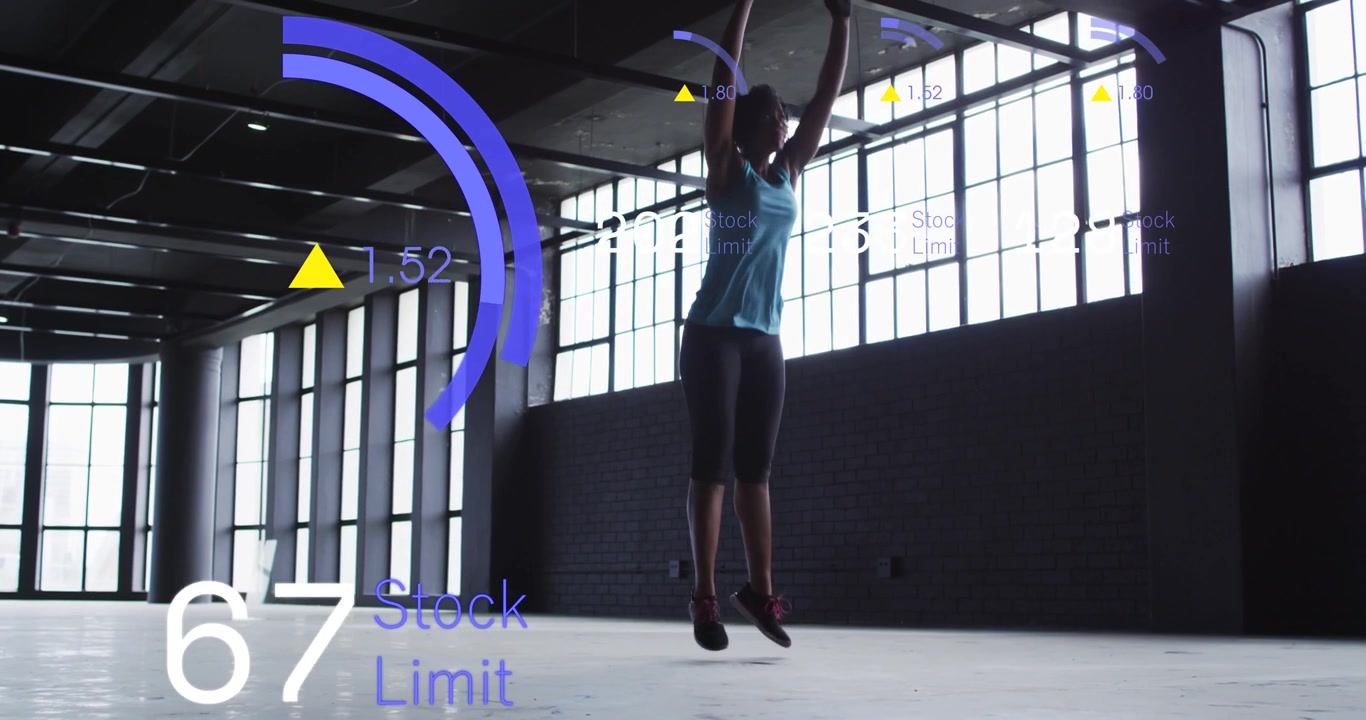 Kvinne starter hopp, gjør burpees for trening mens lilla ringer og "Stock Limit"-tellere oppdateres.