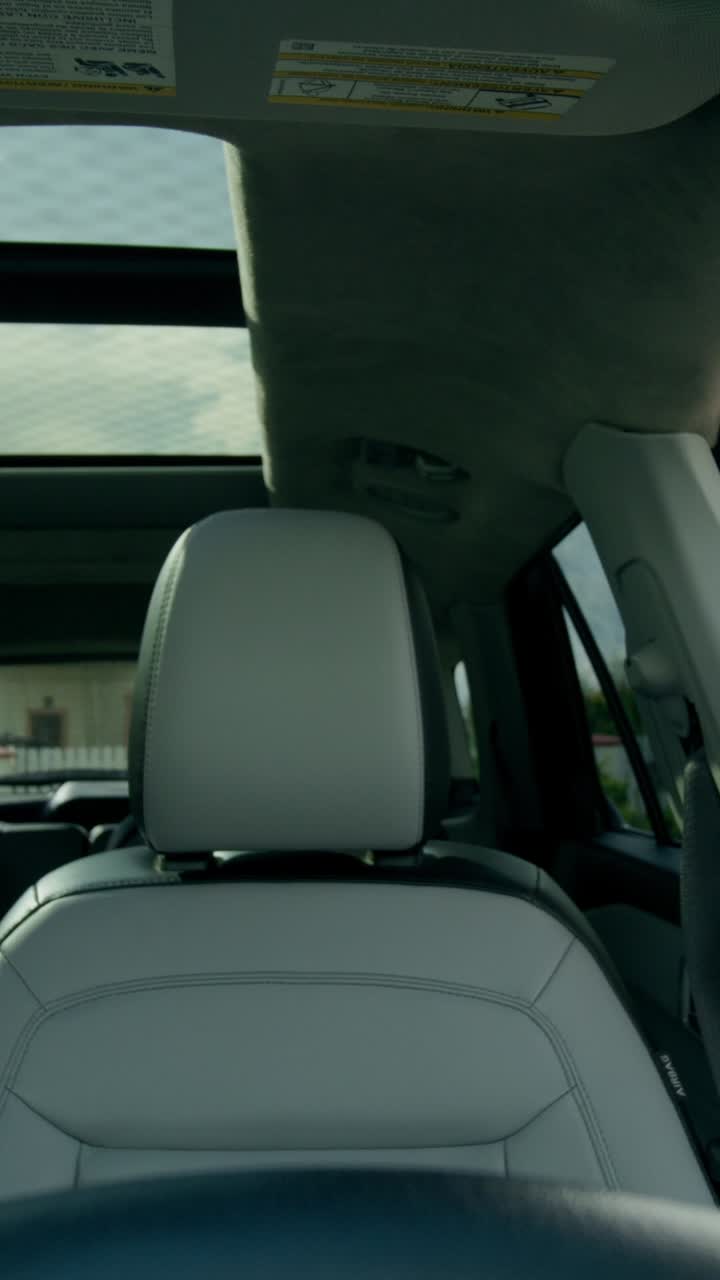 mujer conduciendo un automóvil