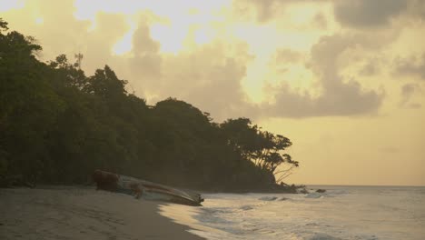 Eine-Atemberaubende-Goldene-Stunde,-Eingefangen-Mit-Einem-Schiffswrack-Im-Vordergrund