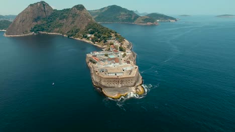 Vídeo-Cinematográfico-De-Un-Lujoso-Complejo-Hotelero-En-Una-Isla-En-Medio-De-La-Nada,-Encima-De-Las-Rocas,-Donde-La-Gente-Disfruta-De-La-Soledad-Y-La-Tranquilidad-Lejos-Del-Estrés-Y-El-Ajetreo-De-La-Vida-Cotidiana.