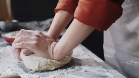 Hände-Einer-Bäckerin,-Die-Teig-Zubereitet