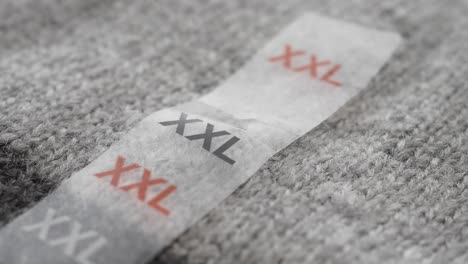 primer plano de una etiqueta de tamaño de ropa etiquetada xxl